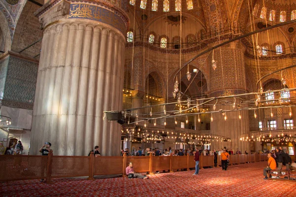 Интерьер Мечети Османского Стиля Огромными Колоннами Арками — стоковое фото