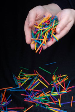 Siyah arka plana renkli tahta çubukların düşmesine izin ver.