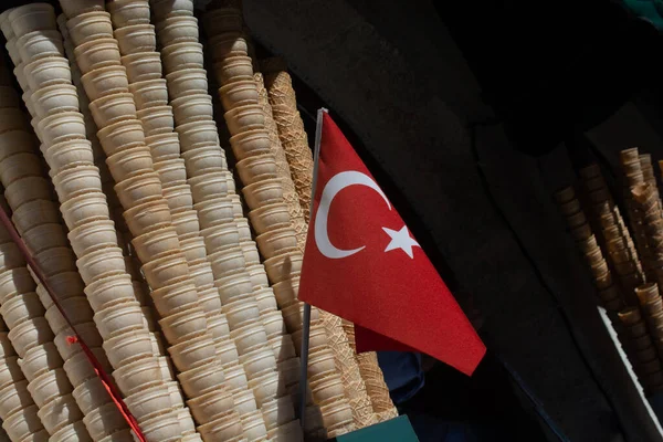 Manzarada Türk Bayrağının Yanında Boş Waffle Dondurma Külahları — Stok fotoğraf