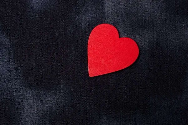 愛のカードとバレンタインデーのコンセプトのための黒の色の形をした赤いハート — ストック写真