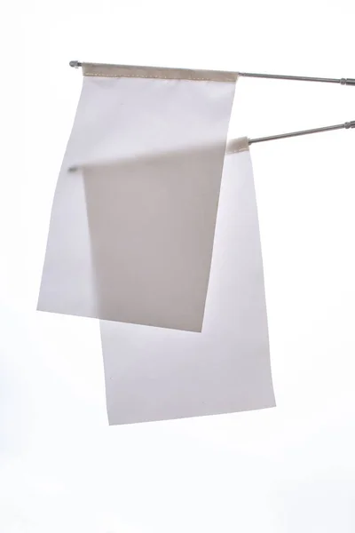 Dwie Białe Flagi Białym Tle Wyświetlaczu — Zdjęcie stockowe