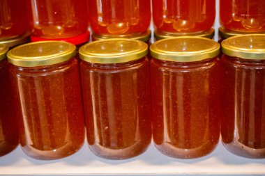 Lezzetli besin bileşeni olarak taze bal kavanozları