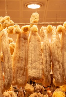 Pazar yerinde spa ve sağlık için doğal deniz süngeri koleksiyonu.