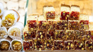 Geleneksel Türk Lokum şekeri ile kaplanmış yumuşak şekerler