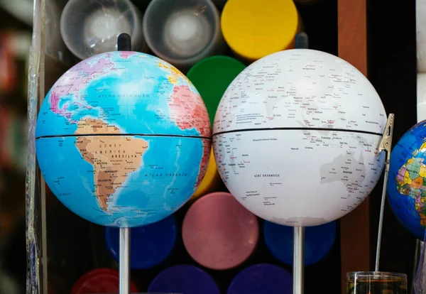 Dünya küre modeli. Küresel iş ve ekoloji kavramı.