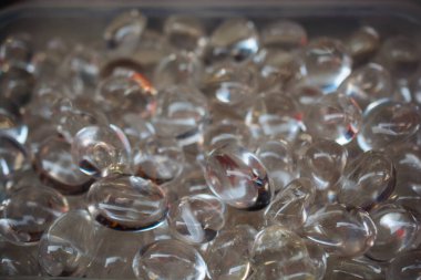 Berrak Beyaz Kaya Kristali Taş Devri Gemtaşları Tökezledi ve parlattı