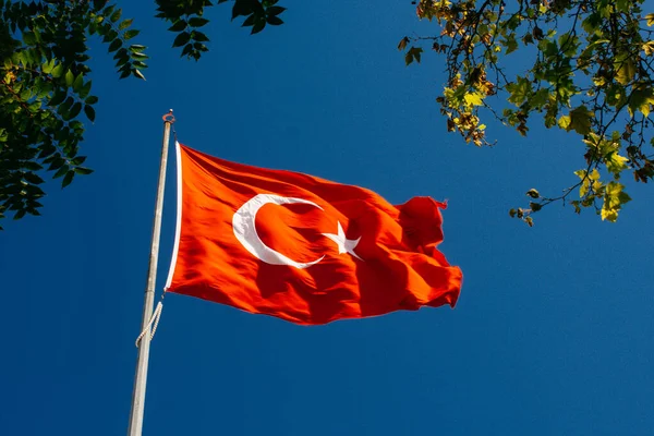 Turkisk Nationalflagga Med Vit Stjärna Och Måne Stolpe Himlen — Stockfoto