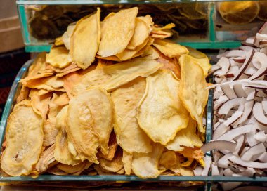 Çarşıda atıştırmalık gibi çeşitli kurutulmuş meyveler