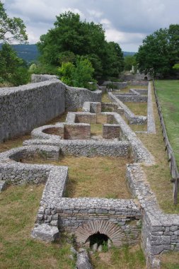 Altilia arkeolojik alanı: Antik hamamlardan geriye kalanlar bir dizi iletişim ortamını gösteriyor. Sepino, Molise, İtalya.