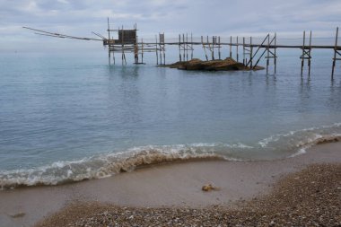 Punta Aderci Doğa Koruma Alanı - Costa dei trabocchi - Abruzzo - Görkemli trabucco (antik balıkçılık makinesi), deniz üzerinde uzanan heybetli bir bina.