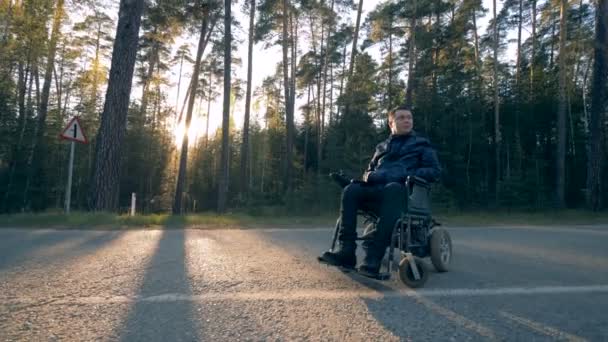 Une personne handicapée sur une route . — Video