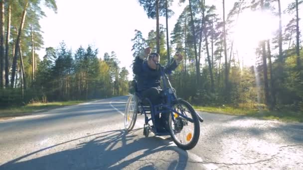 Bir adam özel bir bisiklet ile engelliler için gidiyor. — Stok video