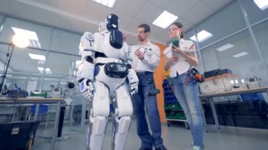 İki profesyonel çalışma ayarlarını bir cyborg ölçme