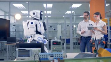 İnsan benzeri robot uzaktan kontrol ve vermek o bir tatbikat mühendisleri geliyor