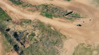 Motorcu yarış sırasında bir iz üzerinde bir dönüş yapar. Dirt Track üzerinde profesyonel Motocross binici. 4k.