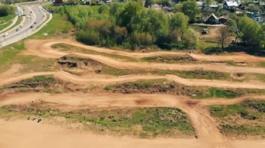 Motorcu stunts yakınındaki bir yol, üstten görünüm yapar.