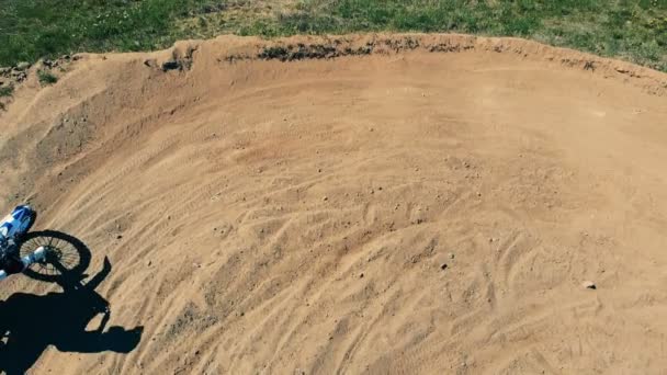 Un homme fait de la moto, au ralenti .