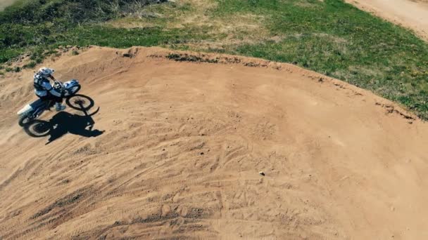 Fiets-rider maakt een bocht op een parcours tijdens het racen. 4k. — Stockvideo