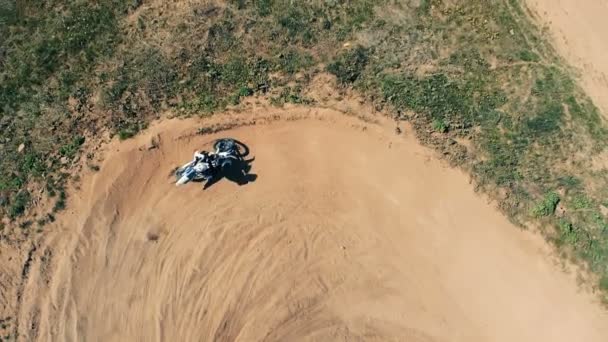 Deportista monta una motocicleta, vista superior . — Vídeos de Stock