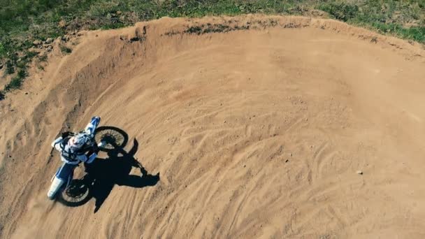 De wedstrijden van de man op een motorfiets, bovenaanzicht. Luchtfoto. — Stockvideo