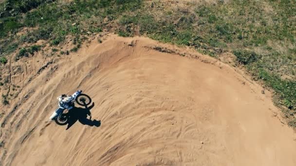 Luchtfoto van een racer op een fiets. 4k. — Stockvideo