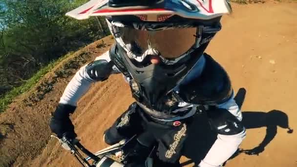 Un uomo va in bicicletta, da vicino. Motocross Rider professionista al rallentatore sulla pista sterrata . — Video Stock
