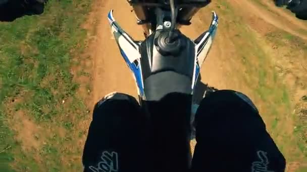 Man rijdt een fiets, filmen op een camera. Rider stations op een zanderig terrein. — Stockvideo