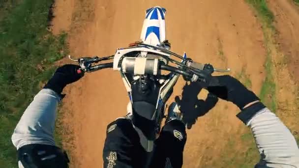 Cavaleiro masculino faz acrobacias em uma bicicleta. Vista POV . — Vídeo de Stock