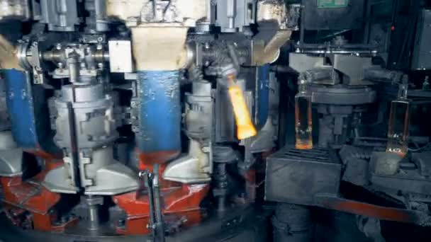 Túlfűtött üveg alakítják a üvegcsékbe, melyik van mentesít-ra a szállítószalag — Stock videók