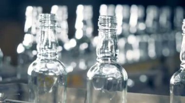 Nervürlü boyunlarına kadar yakın bir ışınlama boyunca hareketli cam bottlings