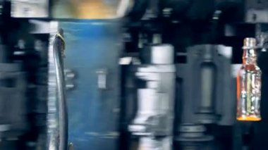 Erimiş cam kitle şekilli şişeler dönüştürülmüş