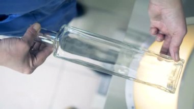 Cam şişe ultraviyole bir lens aracılığıyla parlıyordu