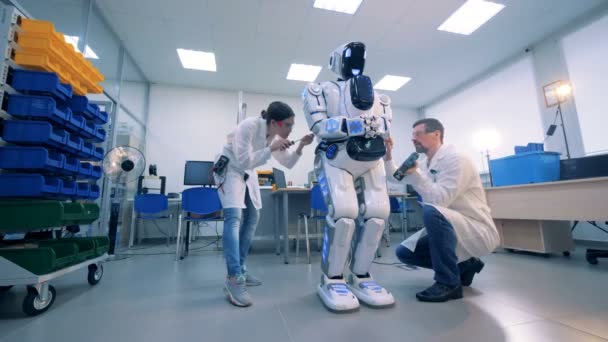 Um cyborg está a ser submetido a um procedimento de manutenção — Vídeo de Stock