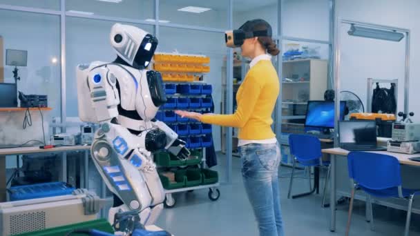 Un humanoïde robotique met la main sur une jeune femme — Video