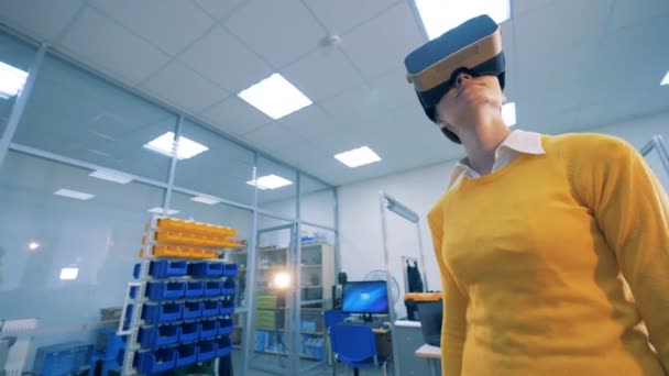 一个女人在增强现实的眼镜是把她的手掌上的一个机器人的手掌 — 图库视频影像