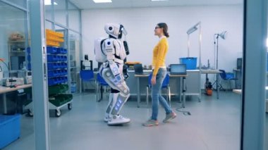 Bir kadın ve bir cyborg birbirlerine sarılma ve gülümseyen