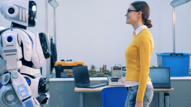 Genç kadın bir insan benzeri robot geliyor, onlar sarılma ve söz