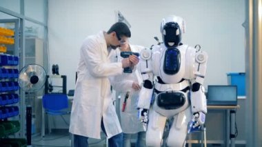Uzmanlardan oluşan bir ekip bir insan benzeri cyborg ayarlamalar yapıyoruz