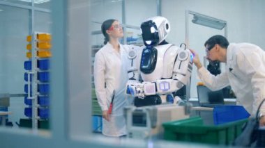 İki profesyonel bir robot insanımsı teftiş