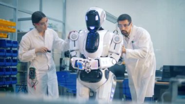 İnsan benzeri robot sabitleme prosedür biraz iki teknisyen tarafından gidiyor