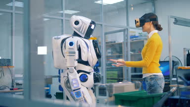 İnsan benzeri android onun ellerini hanımefendi göndermek avuç içi üstüne koyuyor