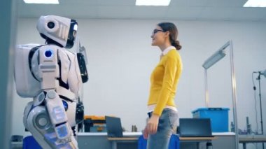 Bir cyborg ve genç bir Bayan birbirlerine kucaklayan