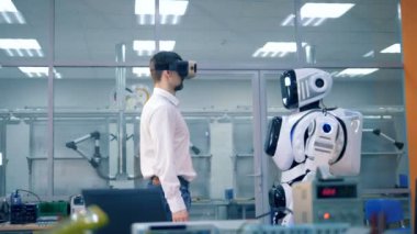 Erkek mühendis ve robotik insanımsı birbirlerine beşlik veriyoruz