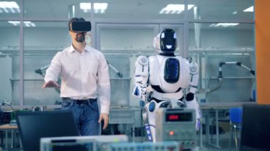 Bir cyborg ve yetişkin bir adam kendi vücut parçaları birlikte hareket ediyor