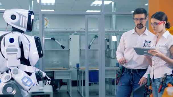 Un cyborg humano está siendo controlado remotamente y se le da un taladro — Vídeos de Stock