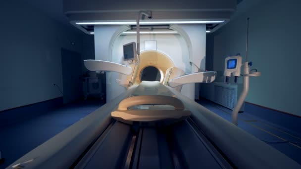 Brede hoekmening van een lege Mri Ct Pet-scanner. Tomograph is het invoeren van de staat van paraatheid. — Stockvideo