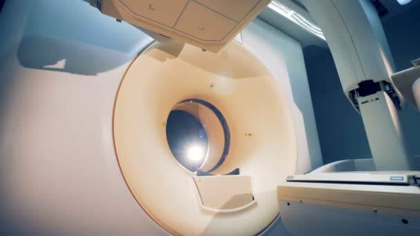 Scanning element av tomografiska maskin flyttar isär och förvandlas till nödvändiga position — Stockvideo