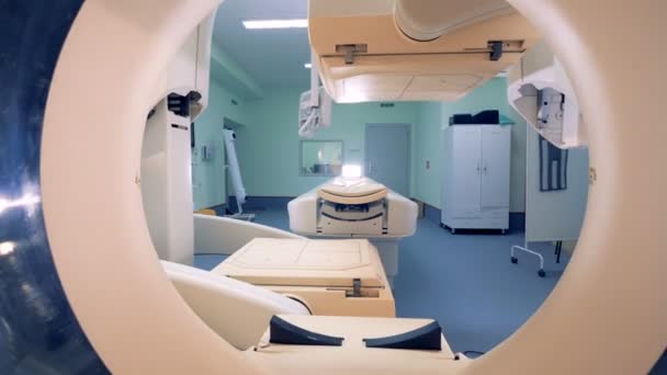 An empty MRI CT PET scanner. — Stock Video