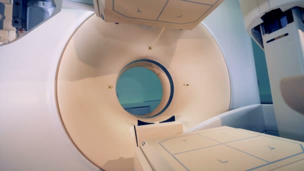 Vista esterna delle piattaforme di scansione che si allontanano davanti all'anello bersaglio dei tomografi — Video Stock
