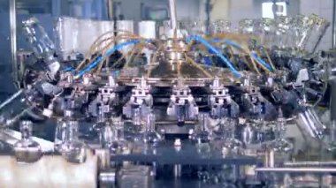 Özel makine şişe yıkar.